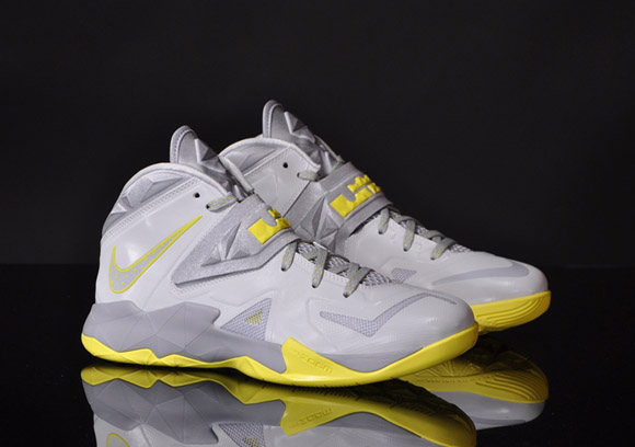 Nike Zoom Soldier VII Pure Platinum Volt - Detailed Look  3