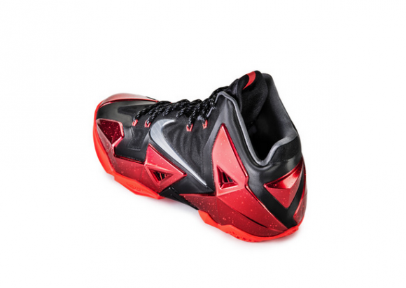 Nike LeBron XI 'Away' - Detailed Look at Nike Hyperposite 8
