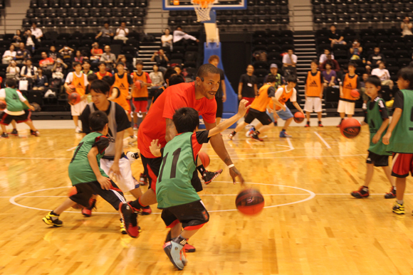  Derrick Rose of the Chicago Bulls coaches a basketball skills clinic in Sendai, Japan.