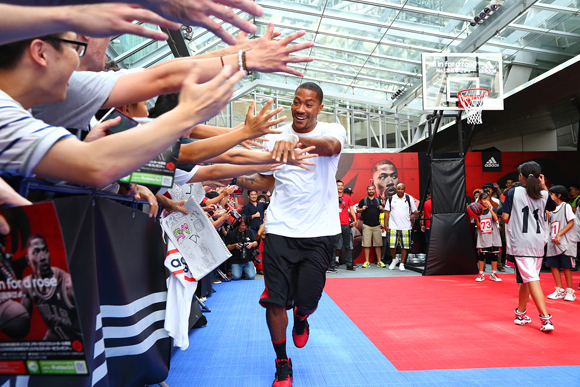 Derrick Rose of the Chicago Bulls greets Japanese fans at the 1 on 100 event.