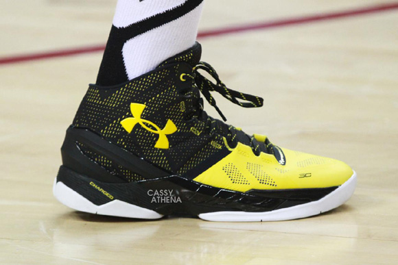 Buy the Under Armour Men's Curry 2 Basketball Shoes at 