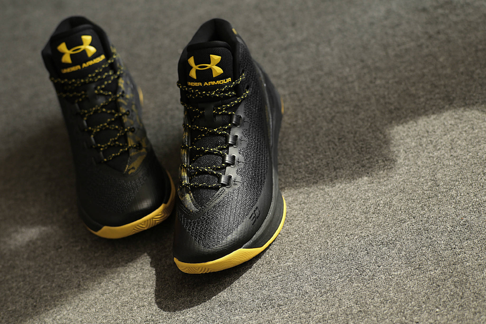 get-up-close-and-personal-with-the-under-armour-curry-3-black-taxi-1