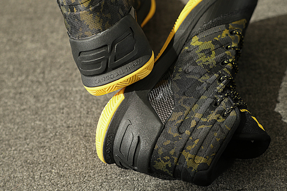 get-up-close-and-personal-with-the-under-armour-curry-3-black-taxi-5