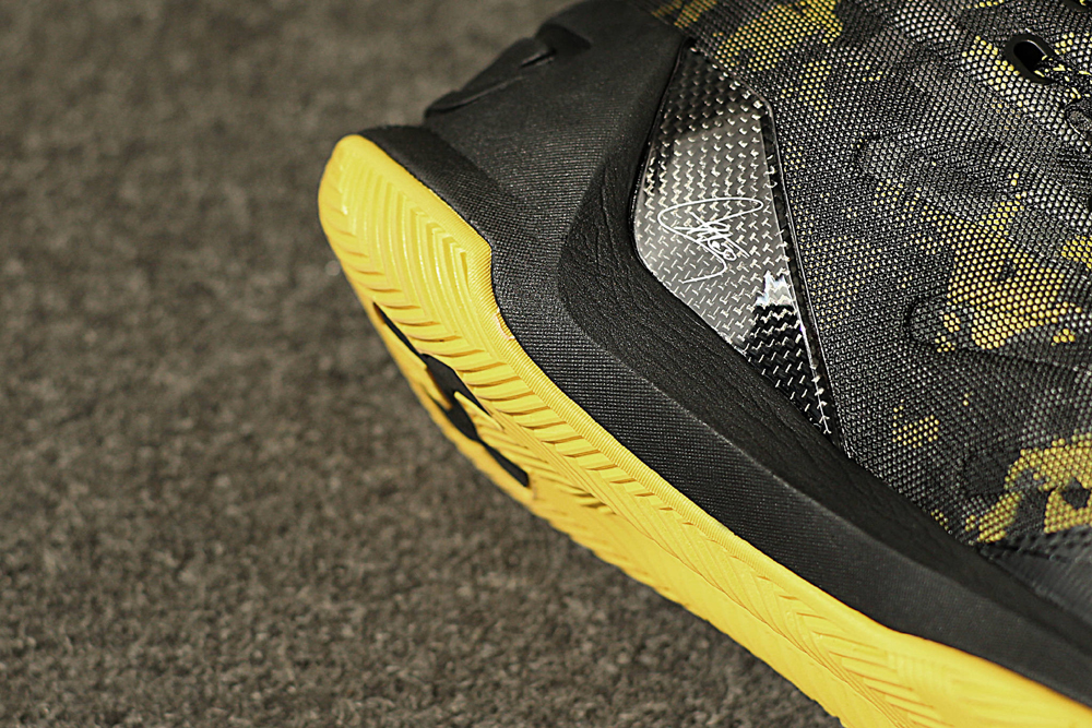 get-up-close-and-personal-with-the-under-armour-curry-3-black-taxi-7