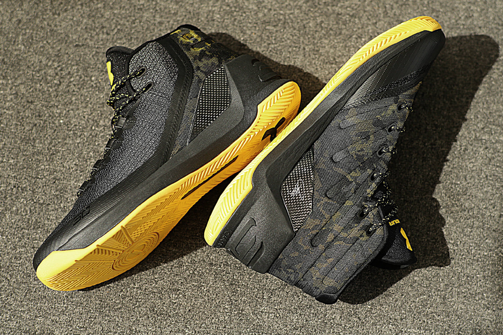 get-up-close-and-personal-with-the-under-armour-curry-3-black-taxi-8