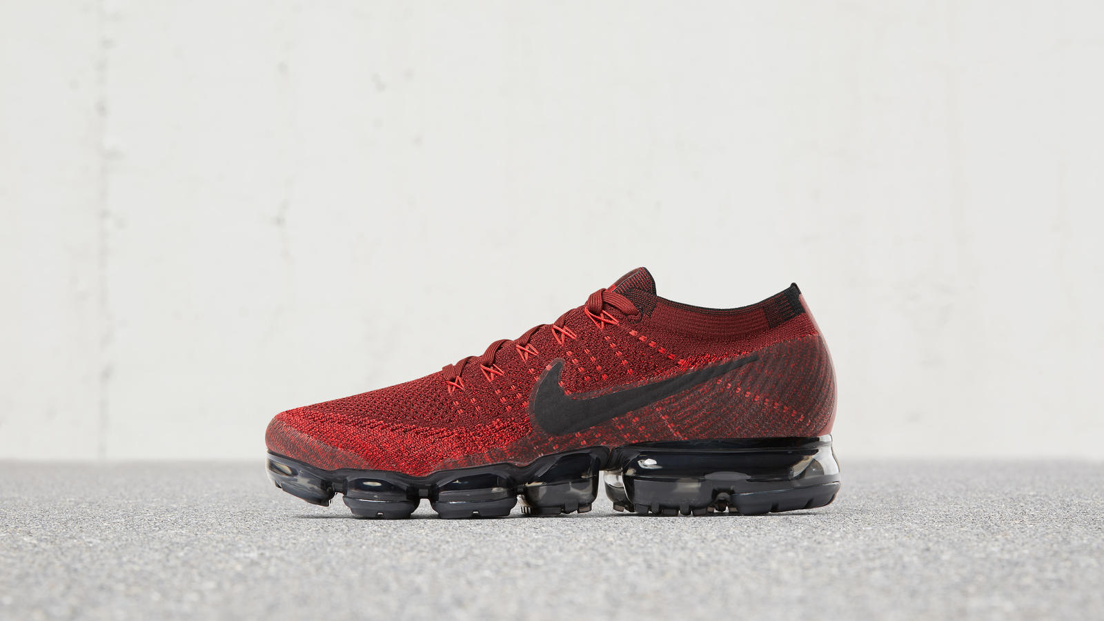 red vapormax mens