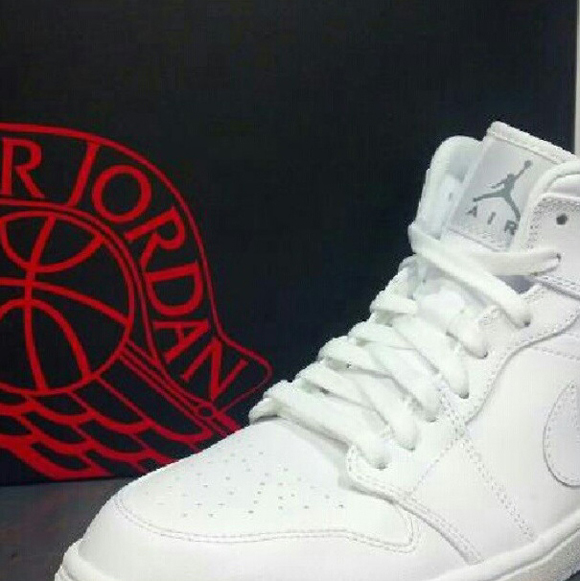 Air-Jordan-I-(1)-Retro-Mid-Comes-with-new-Throwback-Boxes-2