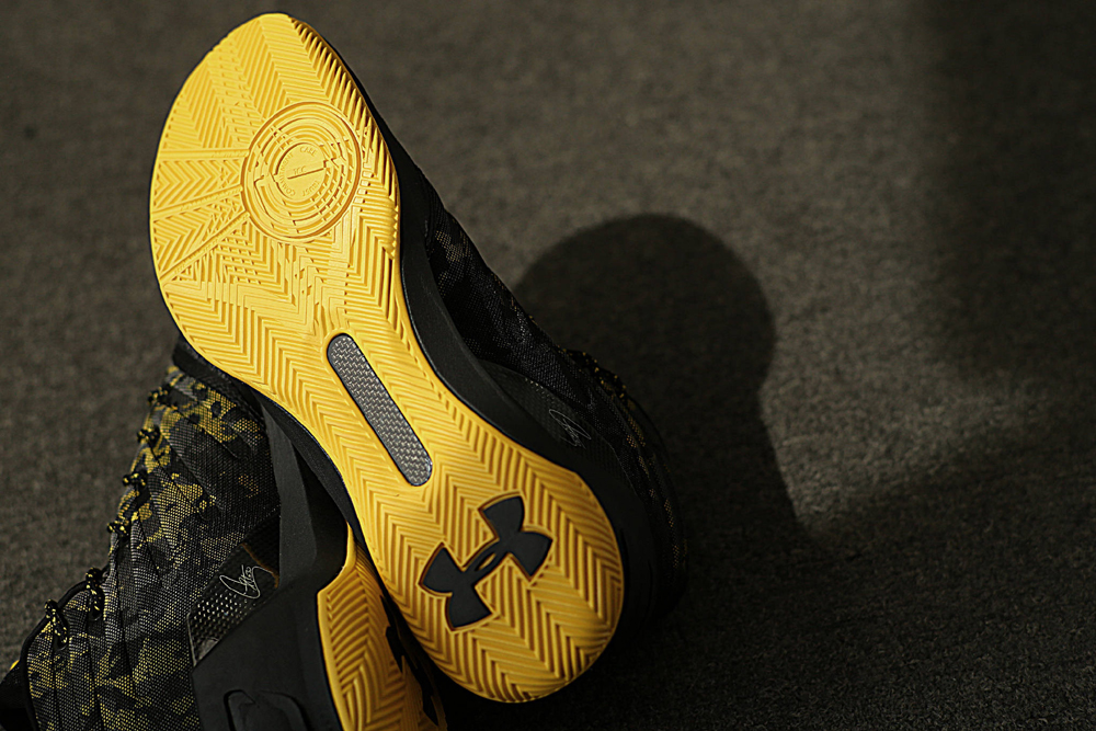 Get Up Close And Personal With The Under Armour Curry 3 Blacktaxi