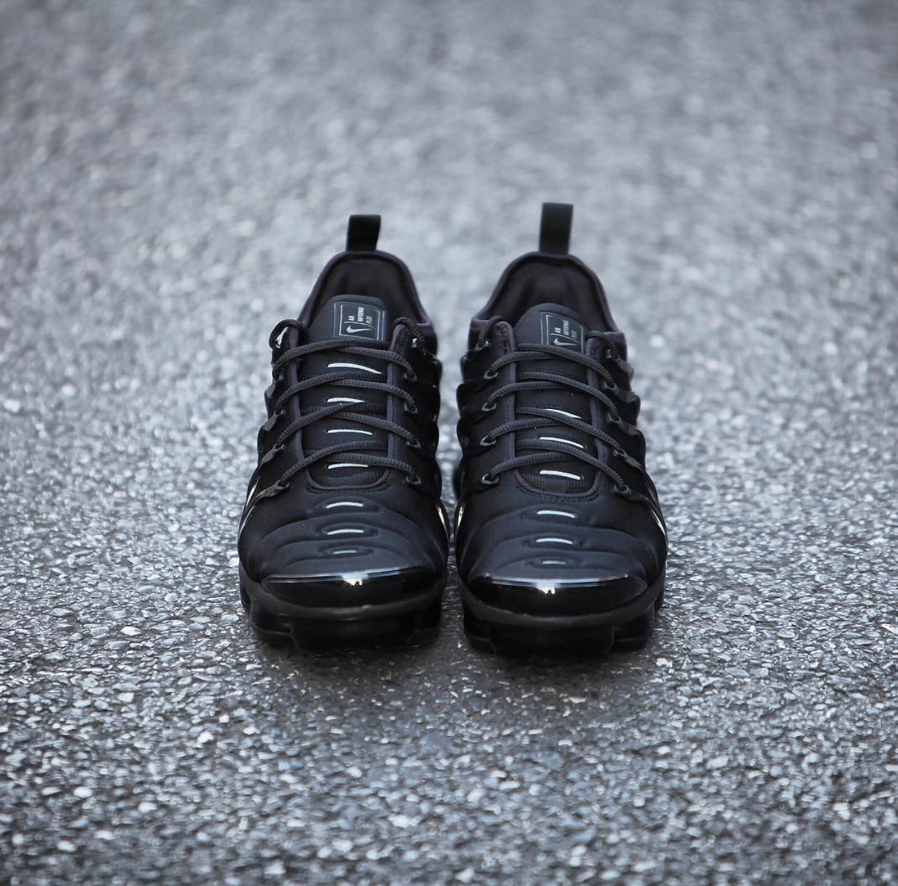 triple black air vapormax plus