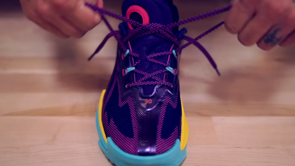 Curry Series 7 tying shoes