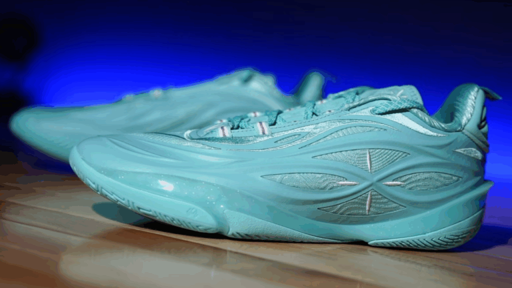 Way of Wade 808 5 Ultra V2 both shoes on court