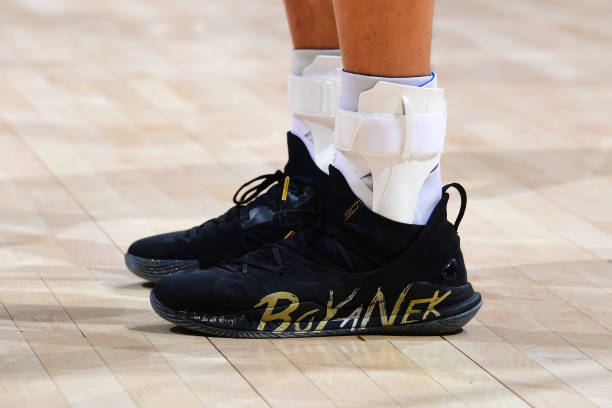 curry-5-black-and-gold